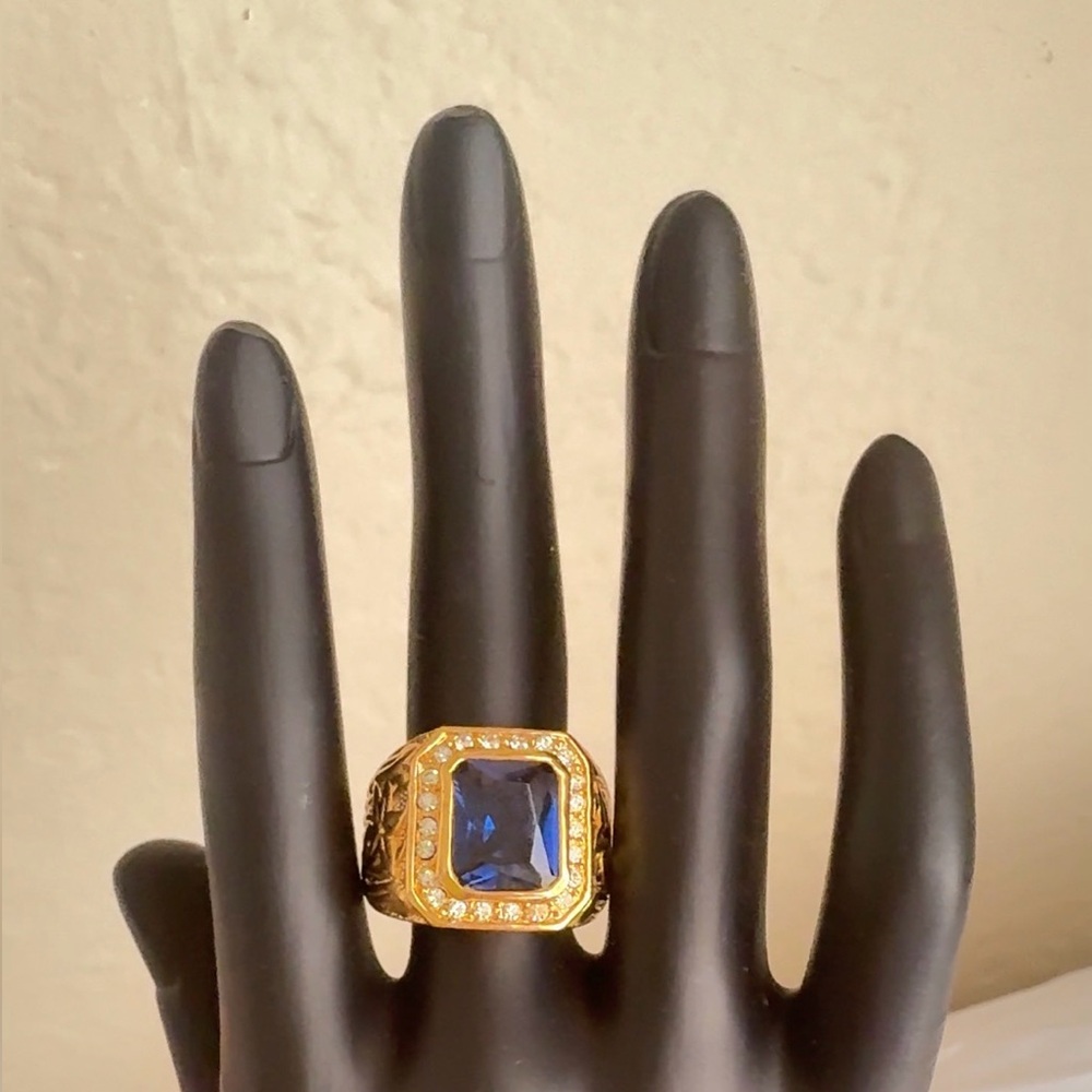 Vintage Gold Tone Blue Stone Statement Ring Design Detail Size 8 Style